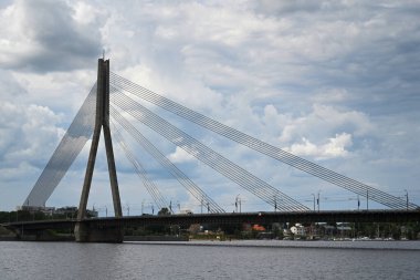 Riga, Letonya - 23 Temmuz 2024: Riga 'daki Vansu Köprüsü (Vansu eğikliği) Riga' daki Daugava Nehri 'ni geçen kablo destekli bir köprüdür..