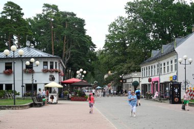 Jurmala, Letonya - 23 Temmuz 2024: Jurmala şehrinin sokaklarında bir halk.