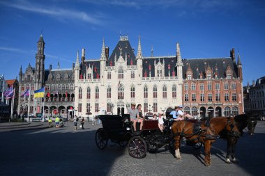 Bruges, Belçika - 28 Ağustos 2024: Bruges 'deki Market Meydanı' nda İl Mahkemesi (İl Hof)).