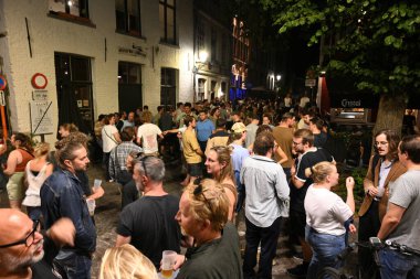 Bruges, Belçika - 28 Ağustos 2024: Eski Bruges (Brugge) kasabasındaki barın yakınındaki kalabalık.