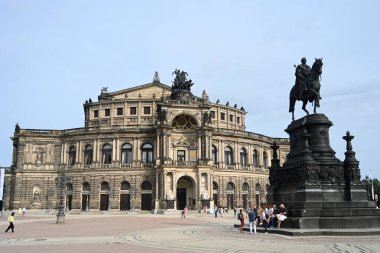 Dresden, Almanya - 30 Ağustos 2024: Dresden 'deki Semperoper (Sakson Devlet Operası). 