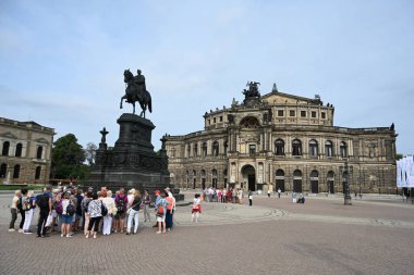 Dresden, Almanya - 30 Ağustos 2024: Dresden 'deki Semperoper (Sakson Devlet Operası). 