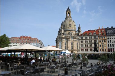 Dresden, Almanya - 30 Ağustos 2024: Dresden şehir merkezinde turistler. 