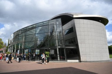 Amsterdam, Hollanda - 26 Ağustos 2024: Hollanda 'daki Van Gogh Müzesi yakınları.