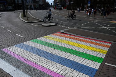 Amsterdam, Hollanda - 24 Ağustos 2024: Amsterdam 'ın merkezinde gökkuşağı yaya geçidi.