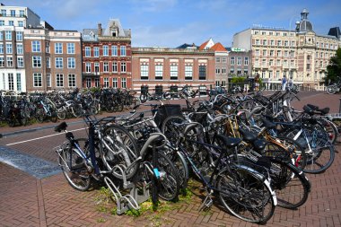 Amsterdam, Hollanda - 24 Ağustos 2024: Amsterdam 'da bisiklet parkı.