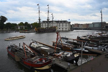 Amsterdam, Hollanda - 24 Ağustos 2024: Denizcilik Müzesi (Het Scheepvaartmuseum), Hollanda 'nın Amsterdam şehrinde bulunan bir denizcilik müzesidir..