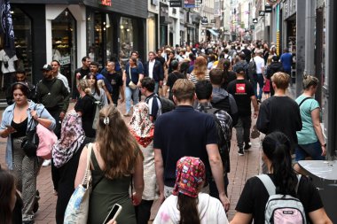 Amsterdam, Hollanda - 24 Ağustos 2024: Amsterdam, Hollanda 'nın merkezindeki sokakta bir kalabalık.