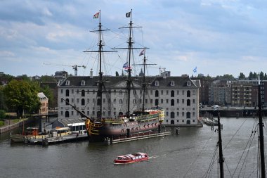 Amsterdam, Hollanda - 24 Ağustos 2024: Denizcilik Müzesi (Het Scheepvaartmuseum), Hollanda 'nın Amsterdam şehrinde bulunan bir denizcilik müzesidir..