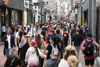 Amsterdam, Hollanda - 24 Ağustos 2024: Amsterdam, Hollanda 'nın merkezindeki sokakta bir kalabalık.