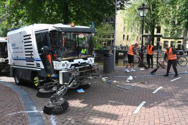 Amsterdam, Hollanda - 26 Ağustos 2024: Amsterdam 'da bir işçi ve yol temizleme makinesi.
