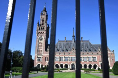 Hollanda, Lahey 'deki Barış Sarayı. Barış Sarayı iki yargı kurumuna, Birleşmiş Milletler Uluslararası Adalet Divanı 'na (UAD) ve Daimi Hakemlik Mahkemesine (PCA) ev sahipliği yapmaktadır.)