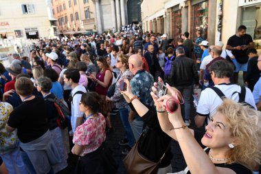 Roma, İtalya - 30 Ekim 2024: Trevi Çeşmesi (Fontana di Trevi) yakınlarında bir turist kalabalığı.