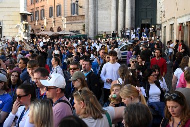 Roma, İtalya - 30 Ekim 2024: Trevi Çeşmesi (Fontana di Trevi) yakınlarında bir turist kalabalığı.