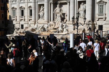 Roma, İtalya - 30 Ekim 2024: Trevi Çeşmesi (Fontana di Trevi) yakınlarında bir turist kalabalığı.