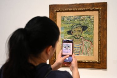 Roma, İtalya - 1 Kasım 2024: Roma 'daki Modern ve Çağdaş Sanat Ulusal Galerisi' nde (La Galleria Nazionale) Vincent van Gogh 'un kendi portresi yakınındaki ziyaretçiler.