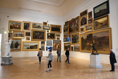 Roma, İtalya - 1 Kasım 2024: Roma 'daki Ulusal Modern ve Çağdaş Sanat Galerisi (La Galleria Nazionale) ziyaretçileri.