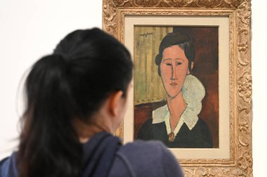 Roma, İtalya - 1 Kasım 2024: Roma 'daki Ulusal Modern ve Çağdaş Sanat Galerisi' nde (La Galleria Nazionale) Amedeo Modigliani tablosu yakınındaki ziyaretçiler.