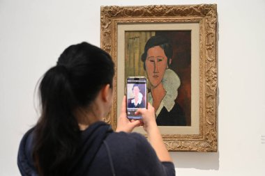 Roma, İtalya - 1 Kasım 2024: Roma 'daki Ulusal Modern ve Çağdaş Sanat Galerisi' nde (La Galleria Nazionale) Amedeo Modigliani tablosu yakınındaki ziyaretçiler.