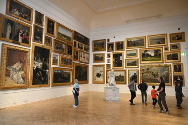 Roma, İtalya - 1 Kasım 2024: Roma 'daki Ulusal Modern ve Çağdaş Sanat Galerisi (La Galleria Nazionale) ziyaretçileri.