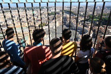 Vatikan Şehri, Vatikan - 2 Kasım 2024: Vatikan 'daki Aziz Peter Bazilikası' nın tepesindeki turistler. Vatikan 'daki Aziz Peter Bazilikası' ndaki insanlar.