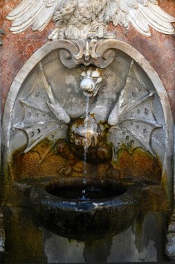Roma, İtalya 'da içme suyu (Fontanella acqua potabile) bulunan eski çeşme