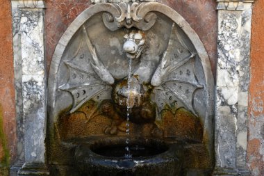 Roma, İtalya 'da içme suyu (Fontanella acqua potabile) bulunan eski çeşme