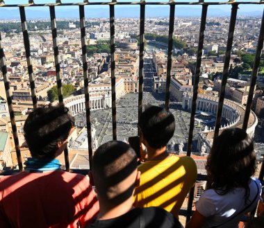 Vatikan 'daki Aziz Peter Bazilikası' nın tepesindeki ziyaretçiler. Vatikan 'daki Aziz Peter Bazilikası' ndaki insanlar