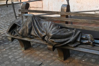 Roma, İtalya - 31 Ekim 2024: Timothy Schmalz 'ın Evsiz İsa heykeli Evsiz İsa' yı evsiz olarak tasvir ediyor, Trastevere bölgesinde Roma 'da bir bankta uyuyor..