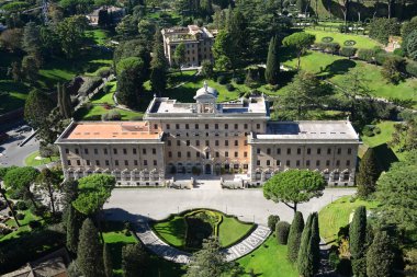 Vatikan - 2 Kasım 2024: Vatikan Valilik Sarayı (Vatikan 'daki Palazzo del Governatorato) Vatikan Devlet Komisyonu' nun merkezidir.. 