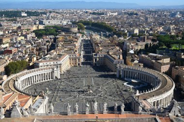 Vatikan 'daki Aziz Peter Bazilikası' nın tepesinden Roma şehir manzarası ve Aziz Peter 'ın kare manzarası.