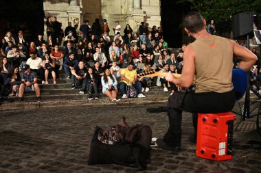 Roma, İtalya - 1 Kasım 2024: Roma 'nın Trastevere ilçesinde bir sokak müzisyeni sahne alıyor.