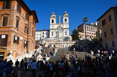Roma, İtalya - 31 Ekim 2024: Roma 'daki İspanyol Merdivenlerinin eteğindeki Piazza di Spagna' da bir turist kalabalığı.