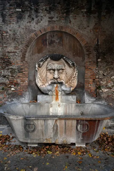 Santa Sabina Mascherone Çeşmesi (Fontana del Mascherone di Santa Sabina) Aventine Tepesi, Roma, İtalya 