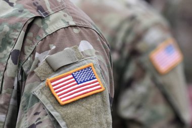 Amerikan askerleri. Amerikan ordusu. Amerikan askeri üniformasında ABD bayrağı var. Birleşik Devletler Silahlı Kuvvetleri. Gaziler Günü. 