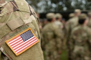 Amerikan askerleri. Amerikan ordusu. Amerikan askeri üniformasında ABD bayrağı var. Birleşik Devletler Silahlı Kuvvetleri. Gaziler Günü. 