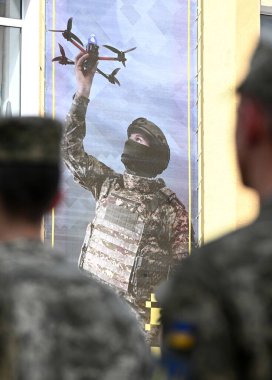 Lviv, Ukrayna - 7 Haziran 2025: Kruty Kahramanları Lviv Lyceum 'un öğrencileri Lviv' deki mezuniyet törenine katıldılar.