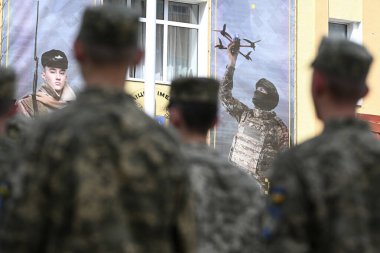 Lviv, Ukrayna - 7 Haziran 2025: Kruty Kahramanları Lviv Lyceum 'un öğrencileri Lviv' deki mezuniyet törenine katıldılar.