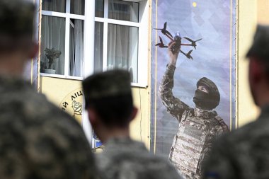Lviv, Ukrayna - 7 Haziran 2025: Kruty Kahramanları Lviv Lyceum 'un öğrencileri Lviv' deki mezuniyet törenine katıldılar.