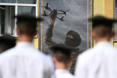 Lviv, Ukrayna - 7 Haziran 2025: Kruty Kahramanları Lviv Lyceum 'un öğrencileri Lviv' deki mezuniyet törenine katıldılar.