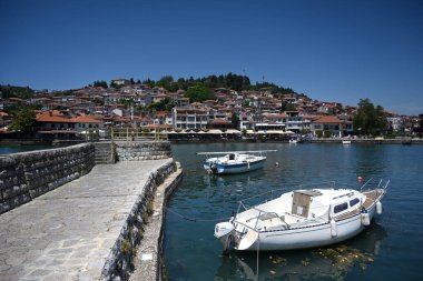 Ohri, Kuzey Makedonya - 16 Haziran 2025: Ohri Gölü kıyısındaki Ohri kasabası.