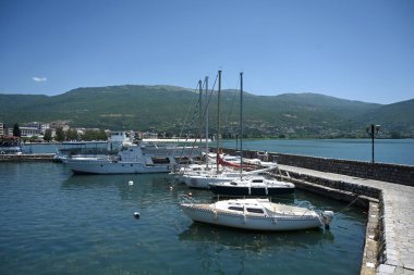 Ohri, Kuzey Makedonya - 16 Haziran 2025: Körfezdeki tekneler Ohri Gölü kıyısındaki Ohri kasabası.