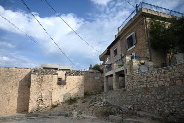 Radhime, Arnavutluk - 17 Haziran 2025: Vlora kenti yakınlarındaki tipik bir Arnavut köyü Radhime