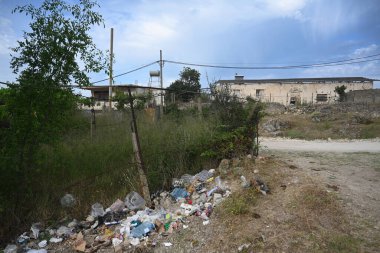 Radhime, Arnavutluk - 17 Haziran 2025: Vlora kenti yakınlarındaki tipik bir Arnavut köyü Radhime