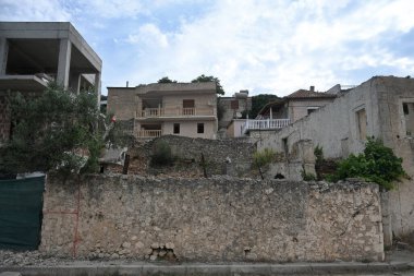 Radhime, Arnavutluk - 17 Haziran 2025: Vlora kenti yakınlarındaki tipik bir Arnavut köyü Radhime