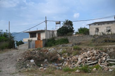 Radhime, Arnavutluk - 17 Haziran 2025: Vlora kenti yakınlarındaki tipik bir Arnavut köyü Radhime