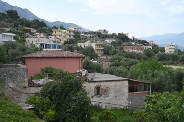 Radhime, Arnavutluk - 17 Haziran 2025: Vlora kenti yakınlarındaki tipik bir Arnavut köyü Radhime