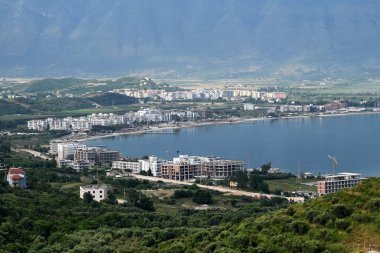 Radhime, Arnavutluk - 17 Haziran 2025: Arnavutluk Riviera 'sında Vlora kenti yakınlarında ev ve otel inşaatı.