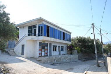  Arnavutluk - 19 Haziran 2025: Vlora kenti yakınlarındaki tipik bir Arnavut köyü Radhime 'deki köy polikliniği.