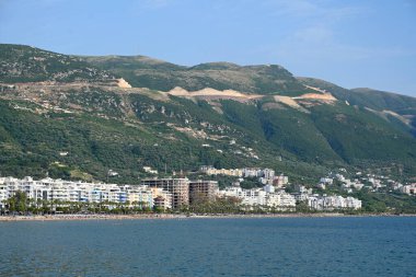 Vlora, Arnavutluk - 17 Haziran 2025: Arnavutluk Riviera kıyısındaki Vlora kentinde evler ve oteller.